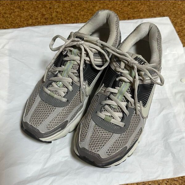 NIKEナイキ Wズームボメロ5 FB8825-001 24cm