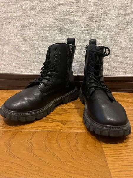 黒ショートブーツ 22cm