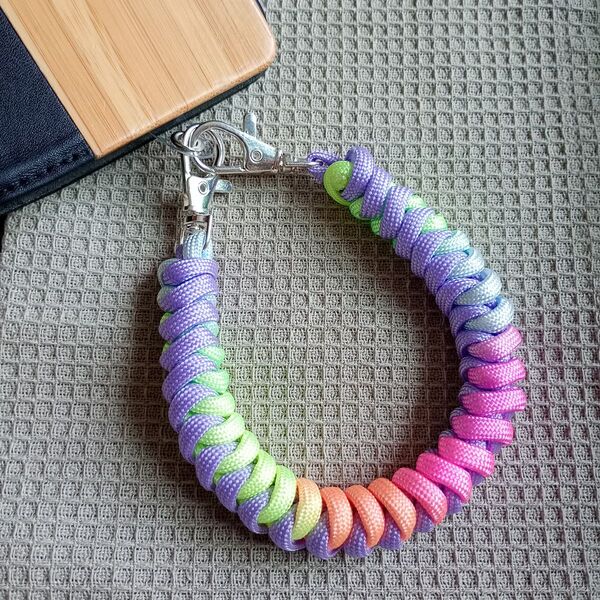 #39ハンドメイド スマホストラップ ハンドストラップ パラコード カラフル レインボー キーホルダー