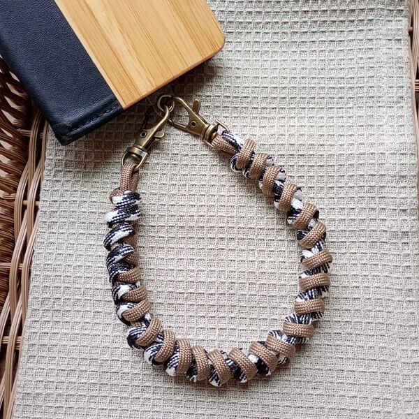#45ハンドメイド スマホストラップ ハンドストラップ パラコード ライトブラウン マクラメ キーホルダー