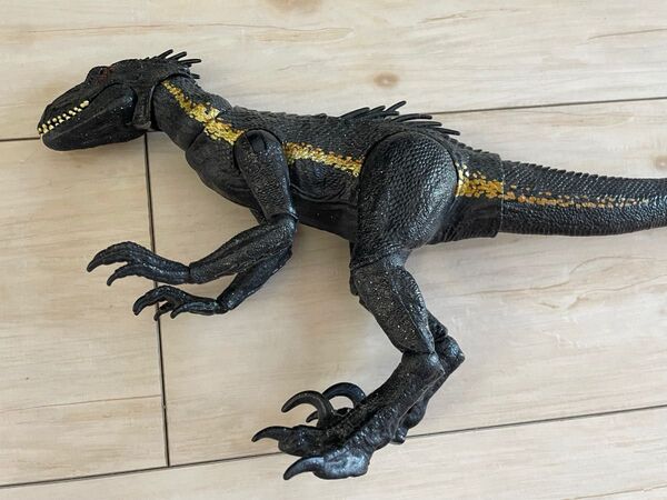 ユニバーサルスタジオジャパン ジュラシックワールド インドラプトル フィギュア