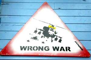 Banksy(バンクシー)のロードサイン、『Wrong War』道路標識。2003年頃、イラク戦争反対デモ期間中、イギリスのロンドンで発見された作品