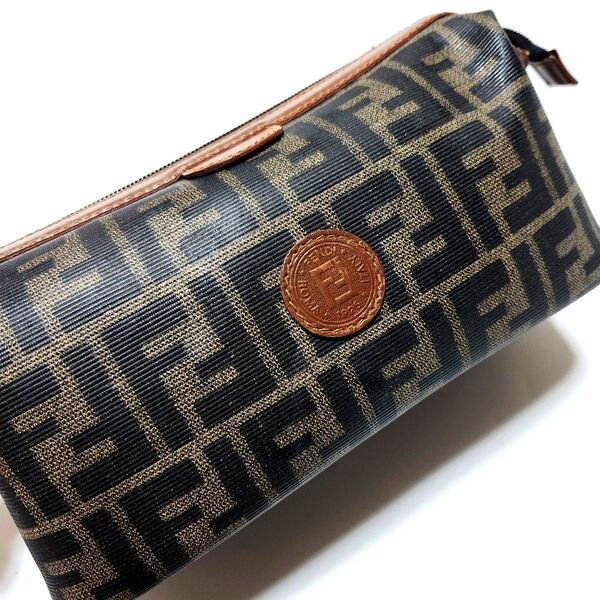 FENDI ズッカ フェンディ バッグ ブラウン ポーチ 防水 FF Fロゴ コンパクト レザー ヴィンテージ メンズ レディース