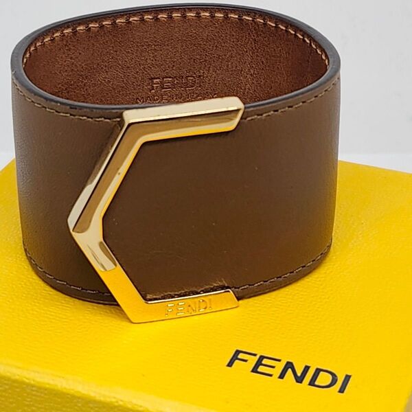 美品 FENDI フェンディ ブレスレット バングル 刻印 レザー ゴールド ベルト ホック 箱つき ズッカ FF 革 レディース