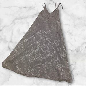 ビス Vis キャミソールワンピース ロング丈 ダマスク柄 総柄 ツヤ感 Aライン フレア ブラウン ゆったり マタニティ М