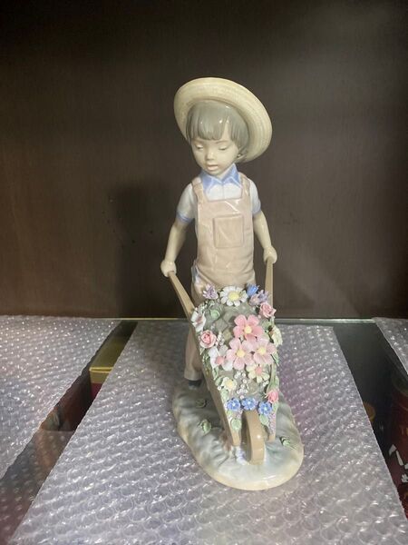 リヤドロ LLADRO 陶器人形 花いっぱいの手押し車を押す少年 置物 インテリア