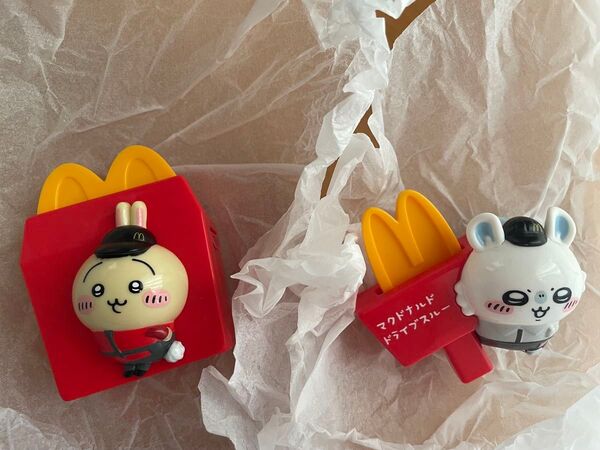 ちいかわハッピーセット うさぎのシールディスペンサーとモモンガのポールサインえんぴつキャップ