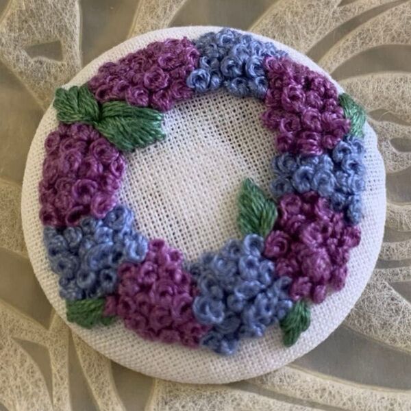 刺繍 くるみボタン ブローチ アジサイ ハンドメイド