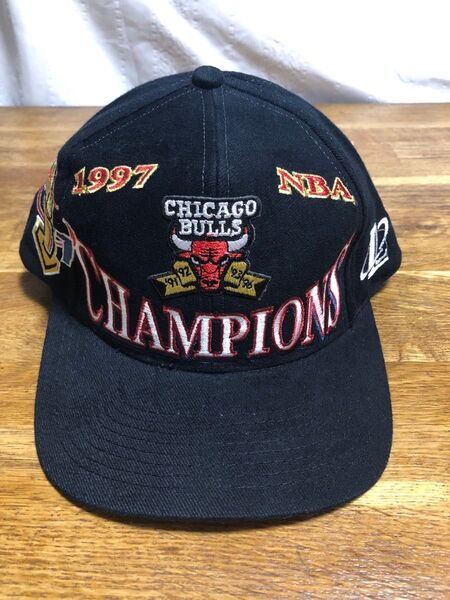 CHICAGO BULLS シカゴ ブルズ 1997NBAチャンピオン記念 黒ベース刺繍 キャップ 野球帽子 90年代 90s