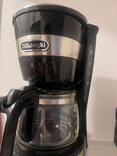 デロンギ コーヒーメーカー コーヒーの豆と水を入れたら自動で入れてくれるコーヒーメーカーです。使用回数は10回以下です。