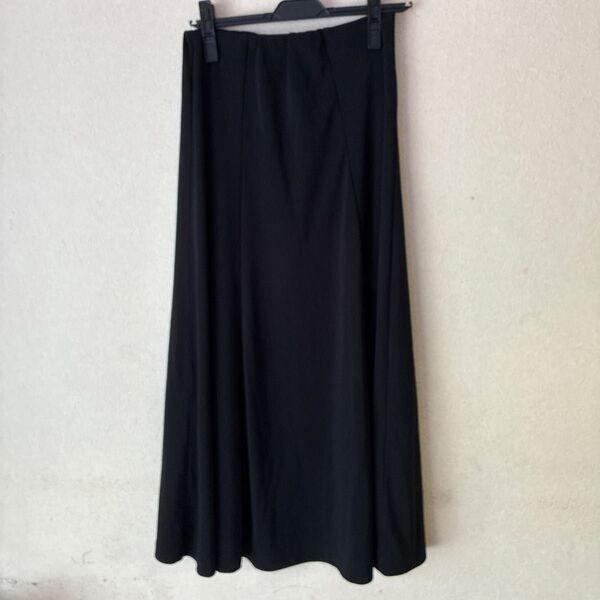 黒のロングスカート シンプル フレア
