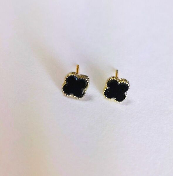 クローバーミニピアス ブラック