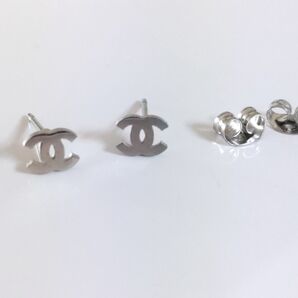 ヴィンテージボタン シャネル シルバーミニピアス