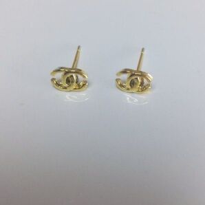 ヴィンテージボタン シャネル ゴールドミニピアス