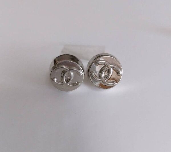 ヴィンテージボタン シャネル シルバーミニピアス