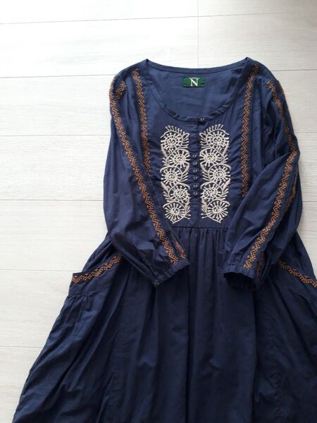 RNA-N 刺繍入りネイビーコットンワンピース