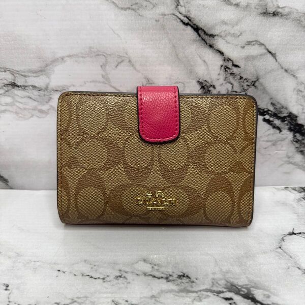 (美品)大人気、コーチ、折財布、人気色、茶シグ、PVC地、金ロゴ、ピンク、高級感、COACH、二つ折り財布、L字ファスナータイプ