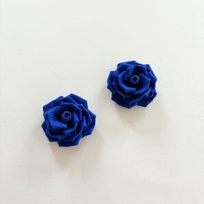 青薔薇のイヤリング・ピアス つまみ細工 3