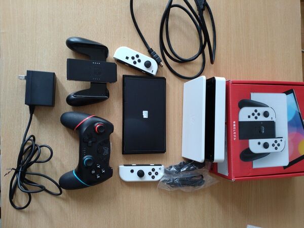 中華コントローラーHDMIケーブル128GマイクロSD 付きNintendo Switch 本体 有機ELモデル ホワイト
