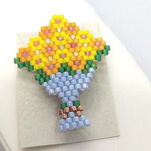お花のブーケ 編みビーズ ピンバッジ