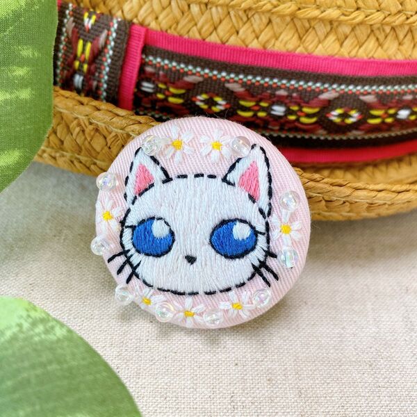 ハンドメイド 刺繍 くるみボタン ブローチ 猫 ピンク