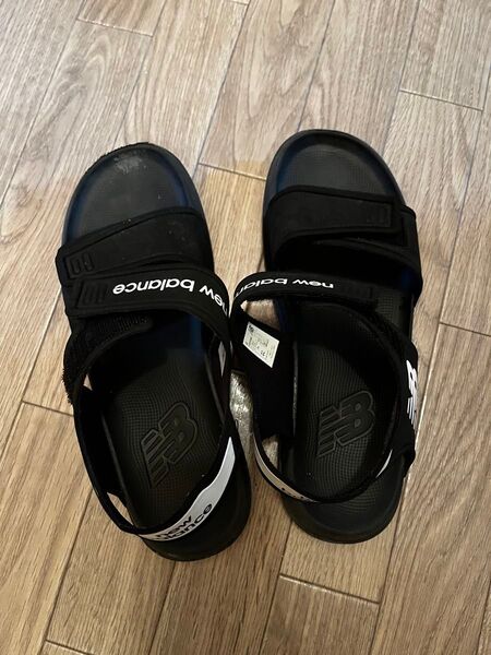 ブラック サンダル 黒 ニューバランス 22cm