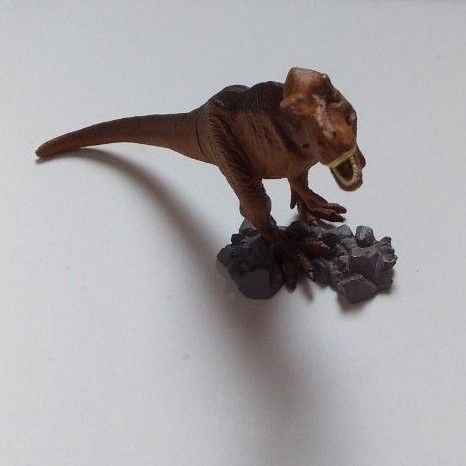 ジュラシックワールド 炎の王国 スタンドフィギュア ガチャガチャ T-REX