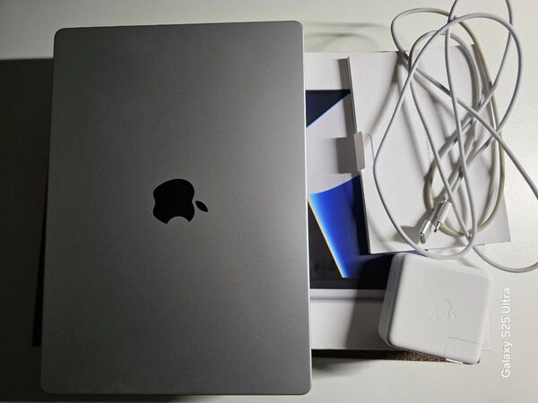 Apple 14インチMacBook Pro 8コアCPUおよび14コアGPU 16GB 512GB 2021 シルバー