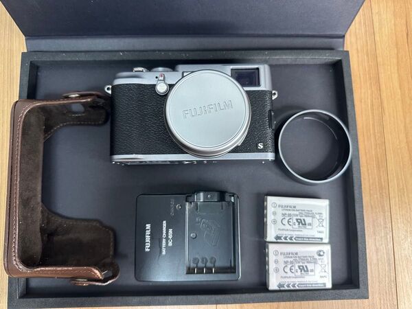 FUJIFILM X100S シルバー フルセット(バッテリー2個・充電器・レンズフード・ケース付)