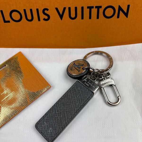 美品!LOUIS VUITTON ルイヴィトン タイガ ポルト・クレ・ネオ LVクラブ グレー 牛革 メンズ M00034