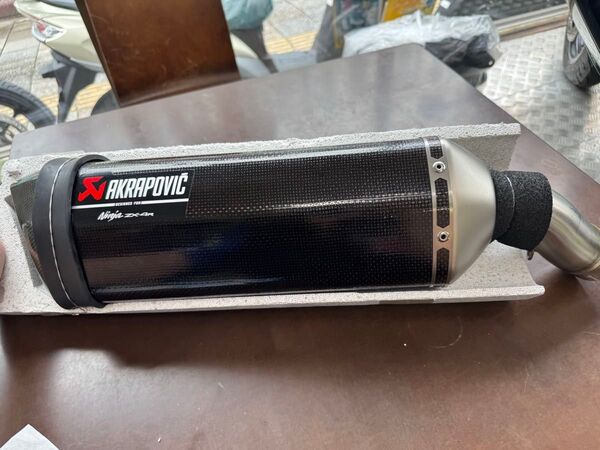 AKRAPOVIC スリップオンマフラー(NINJA ZX-4R/RR)