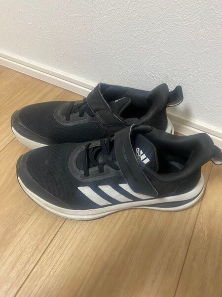adidas キッズ スニーカー 黒 白 マジックテープ 22cm