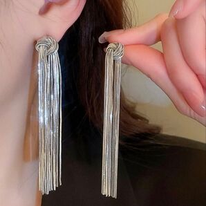 52)ロングピアス シルバー メタリック 結び目 ピアス
