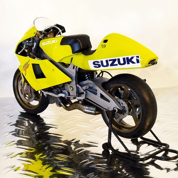 バイクプラモデル TAMIYA1/12 SUZUKI RGV-Γ 組み立て済み完成品