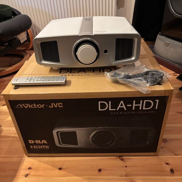 Victor・JVC D-ILAホームシアタープロジェクター DLA-HD1-W ランプ時間316h