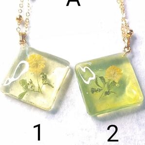 ドライフラワーのネックレス ハンドメイド レジンペンダント