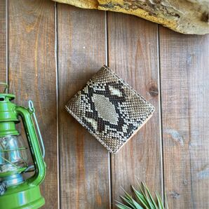 手縫いで仕上げた蛇革の二つ折り財布 本革 一粒万倍日 セミオーダー 送料無料