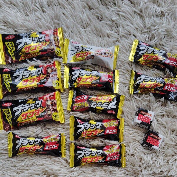 ブラックサンダー アーモンド&ヘーゼルナッツ ブラックサンダー 黒い雷神 チロルチョコ