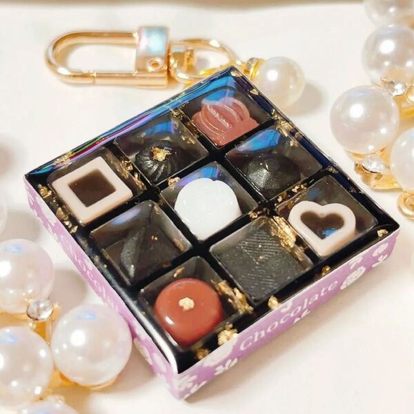 バレンタインチョコレートボックス◆シャカシャカキーホルダー ミニチュアスイーツ レジン 黒 金箔 ハンドメイド プレゼント 名入れ