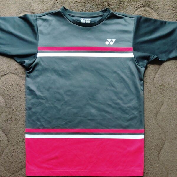 YONEX 半袖Tシャツ 黒×赤 スポーツウェア