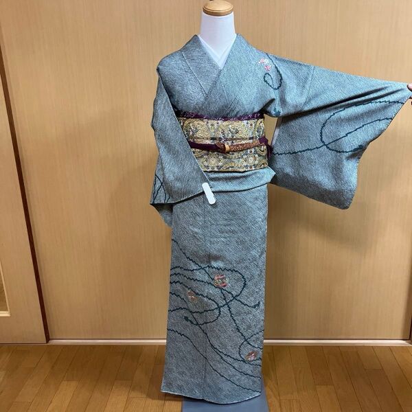 総絞り 付下げ 訪問着 利休鼠色 花紋刺繍と蔦 袷仕立上り
