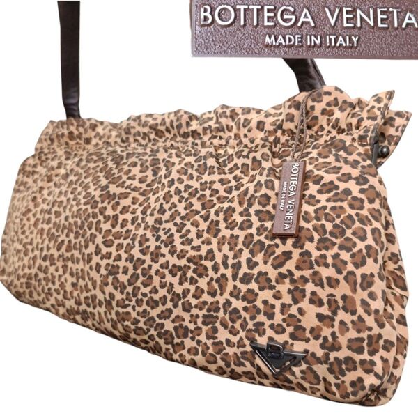 BOTTEGA VENETA ボッテガヴェネタ レオパード柄 ヒョウ柄 チャーム付 メタルプレート ショルダーバッグ ハンドバッグ