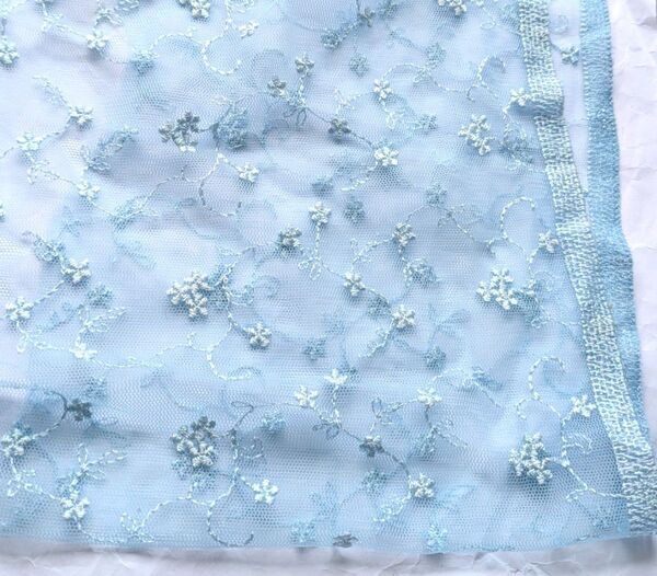 生地 花柄刺繍チュール ラメ入り ハギレ 水色系