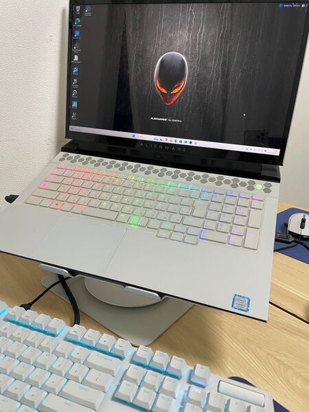 Alienware M17 R2 i7-9750H / 16GB/ SSD 256GB/RTX 2080