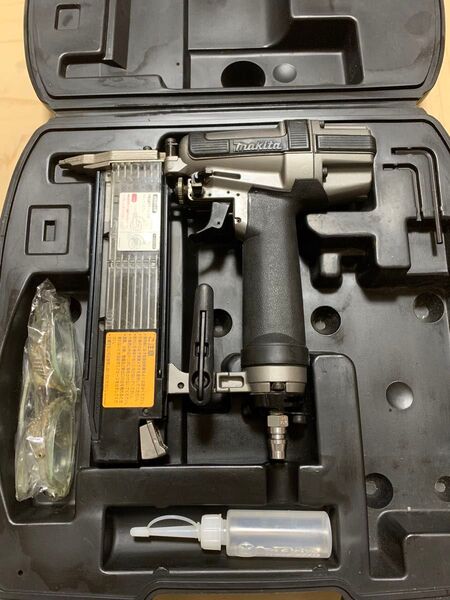 美品 makita 常圧仕上釘打ち機 フィニッシュAF502マキタ