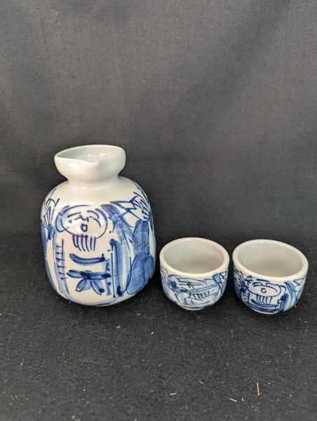 青い絵柄の陶器製徳利 九谷焼