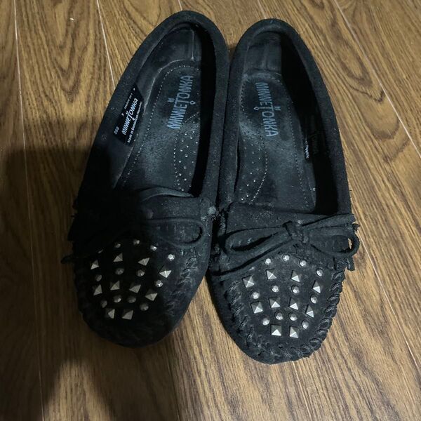 MINNETONKA 靴 パンプス 黒 ブラック 5 黒 スタッズ スウェード ローファー 22.5-22cm(中古美品)