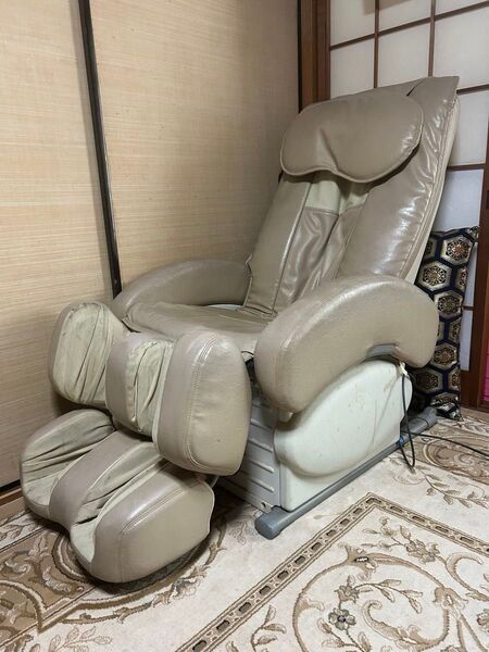サンヨー マッサージチェア HEC-S2000 、おしゃれなベージュ色です。