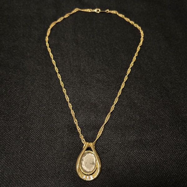 未使用 カメオ風ペンダント ネックレス アクセサリー ゴールドカラー