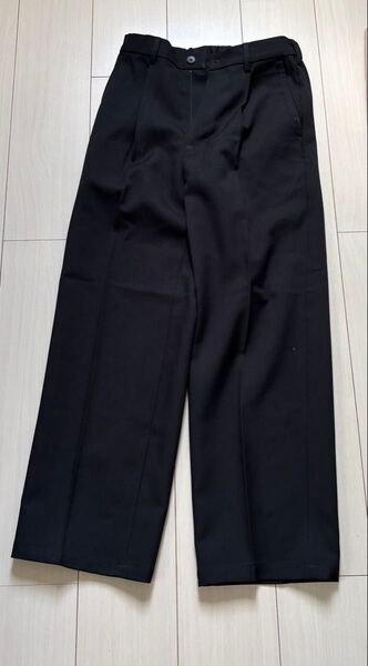 GU 黒 ブラック スラックス シンプル パンツ センタープレス